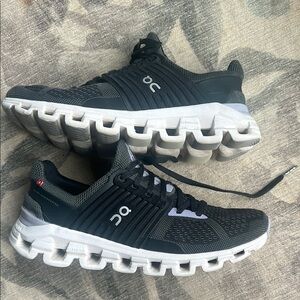 On Running women’s Cloudswift black sneakers size 8.5